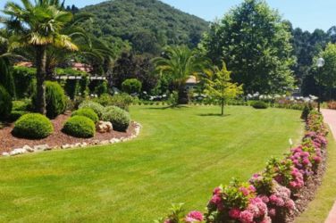 Jardines con palmeras y hortensias de la fundación Uribarren Abaroa en Lekeitio-País Vasco