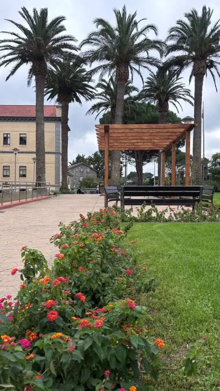 Macizos de lantana naranja y rosa en jardín de la Fundación Elorduy, Barrika, Bizkaia