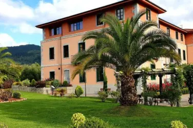 Jardín amplio con césped y arbolado en zona verde de Bizkaia