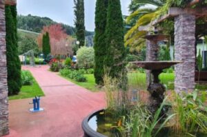 Decoración de jardín en el País Vasco: ideas de macizos florales e iluminación exterior